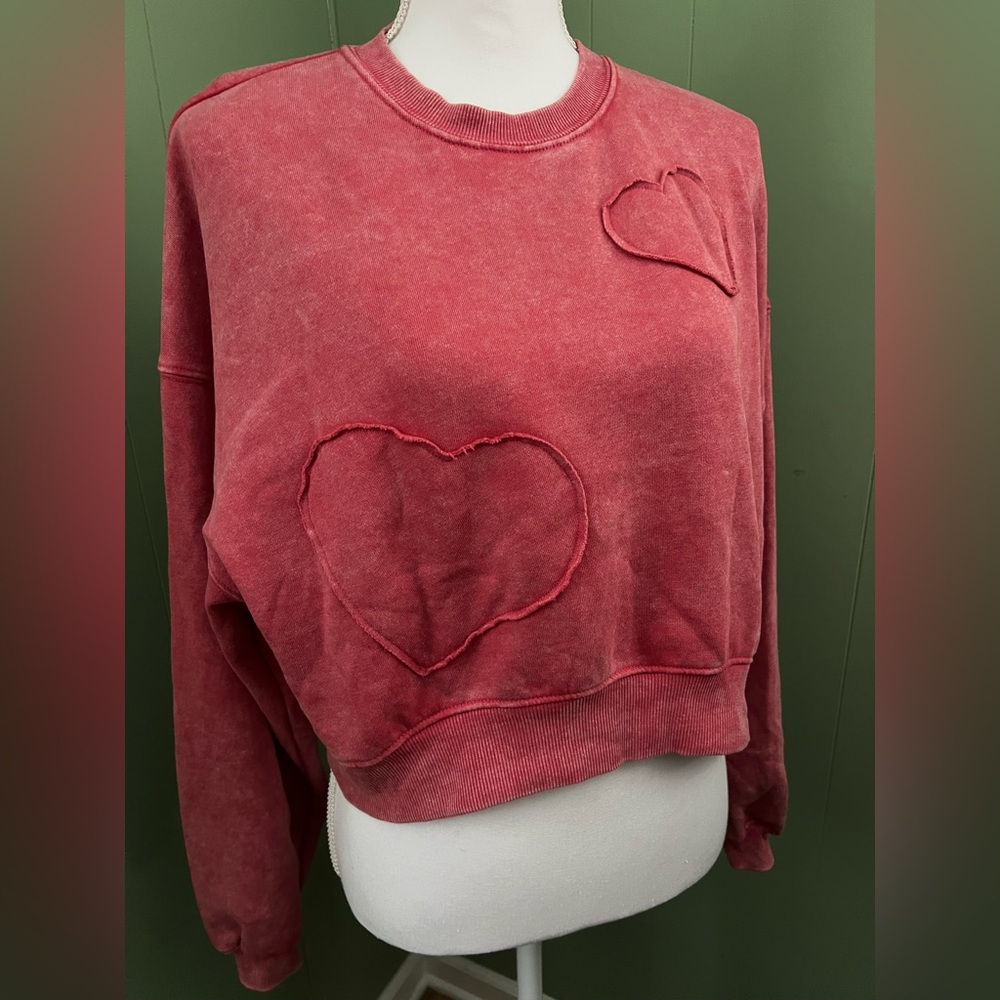 Vinyl Icons Crew Neck Dusty Rose Heart Accent Cropped Sweatshirt, NWOT, Size S